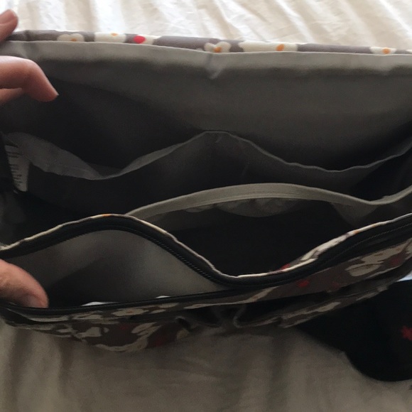 Skip hop diaper bag with changing pad - Picture 3 of 5